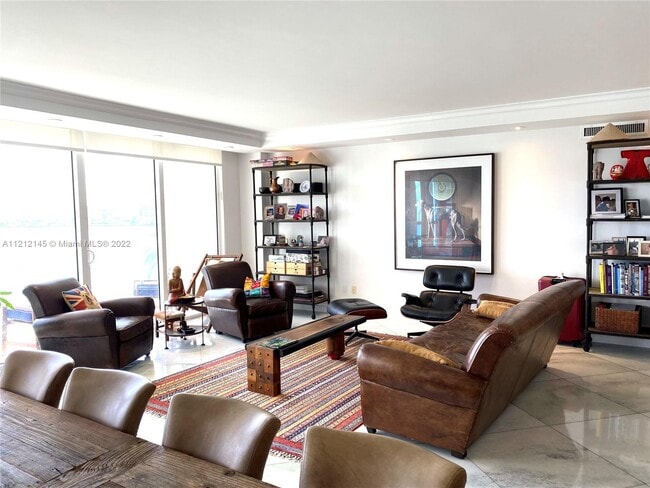 Foto del edificio - 2600 E Island Blvd