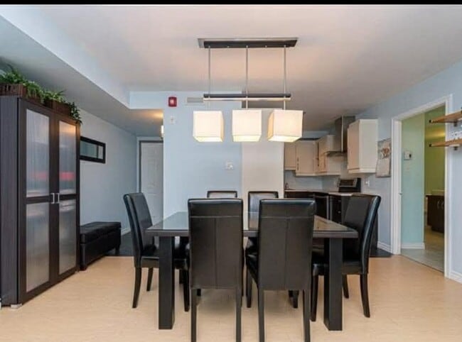 Building Photo - 5445 Av De La Villa-Saint-Vincent