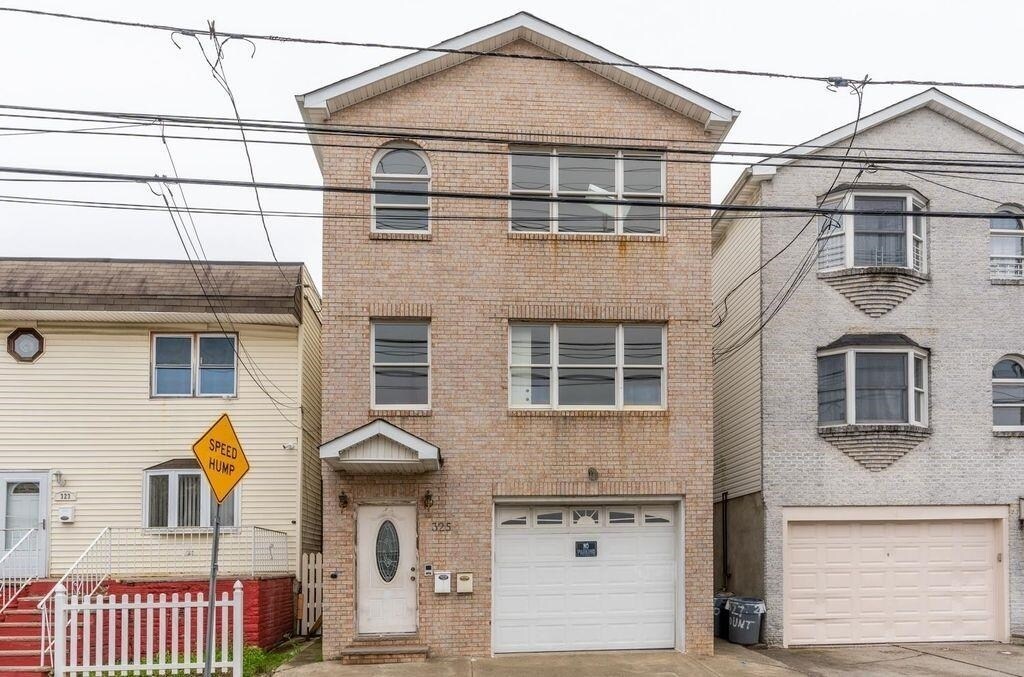 Foto principal - 325 CLAREMONT Ave