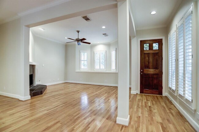 Foto del edificio - 3327 Memorial Crest Blvd