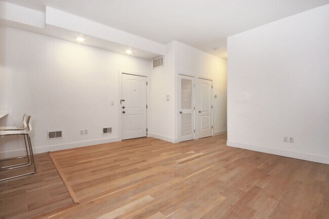 Foto del edificio - 698 Broadway
