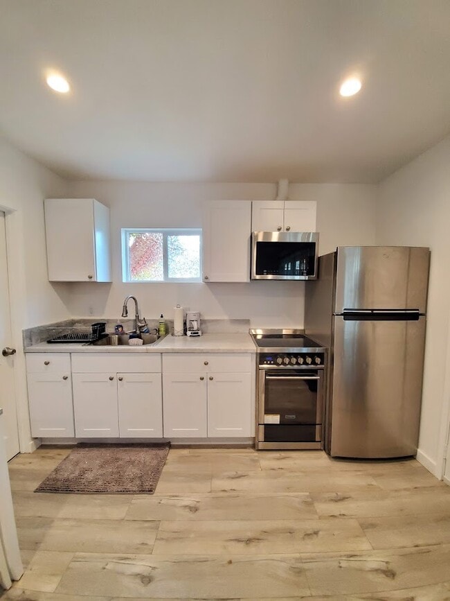 Building Photo - 3332 Cricklewood St