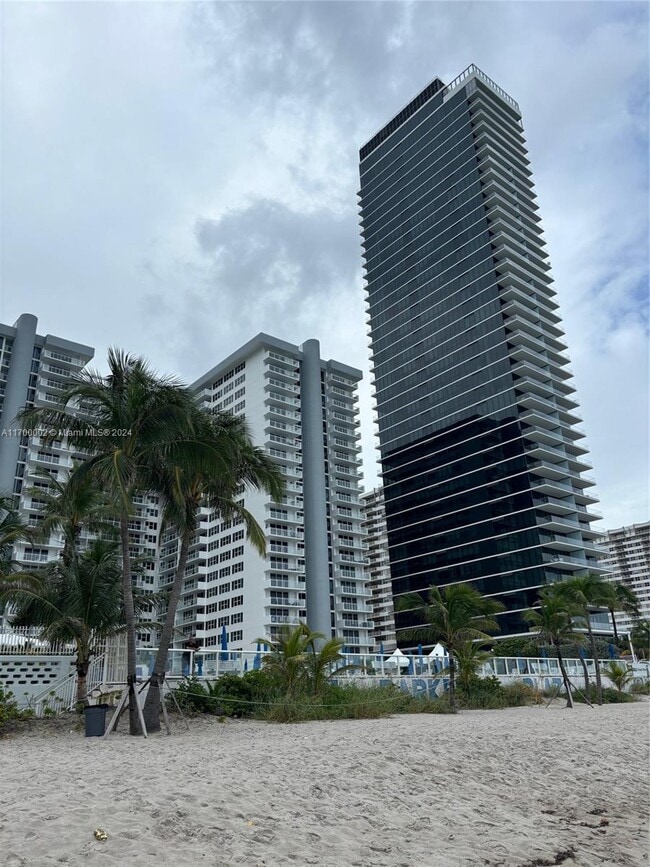 Building Photo - 2030 S Ocean Dr