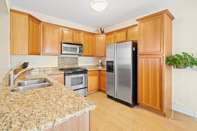 Building Photo - 540 S Commons Ct