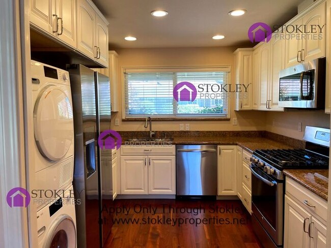 Building Photo - 105 Miramonte Dr