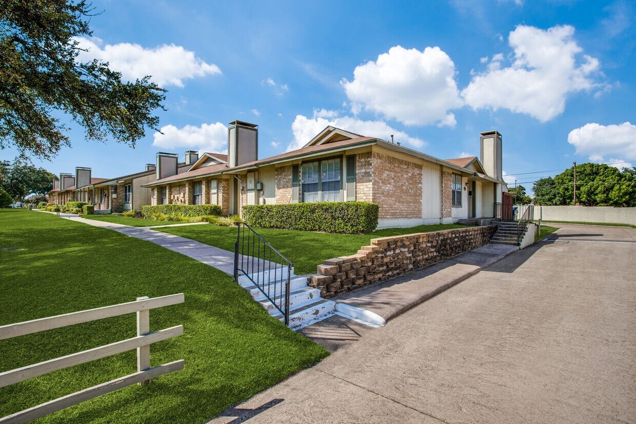 Foto principal - 2-Bedroom Condo in Garland - Private Patio...