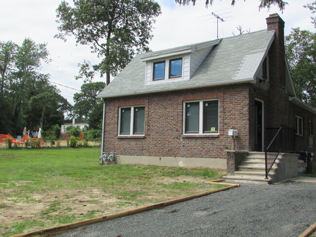 Building Photo - 245 Roosevelt Ave
