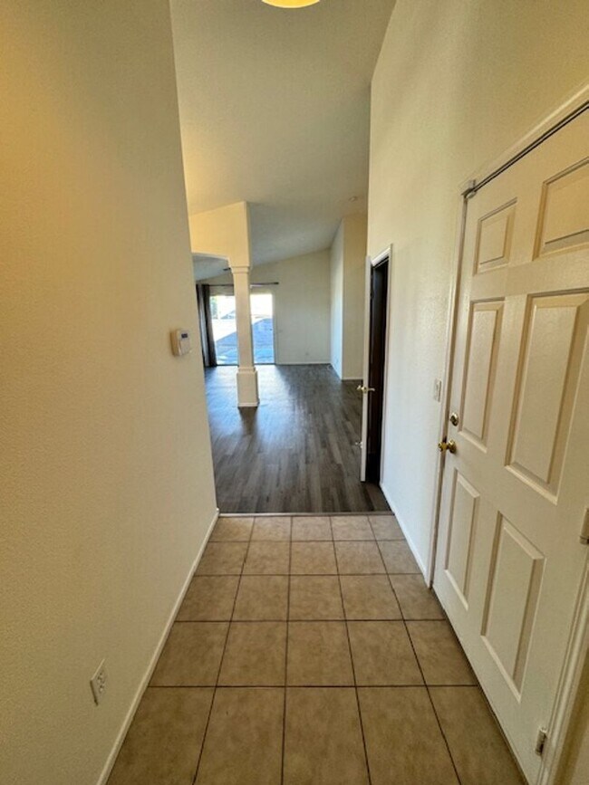 Building Photo - Awesome 3 Bedroom, 2 Bathroom 1 story home...