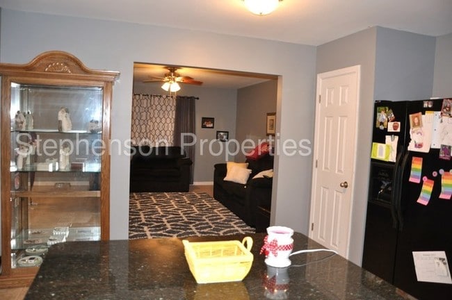 Building Photo - Large 4 bedroom home in Jacobs Creek