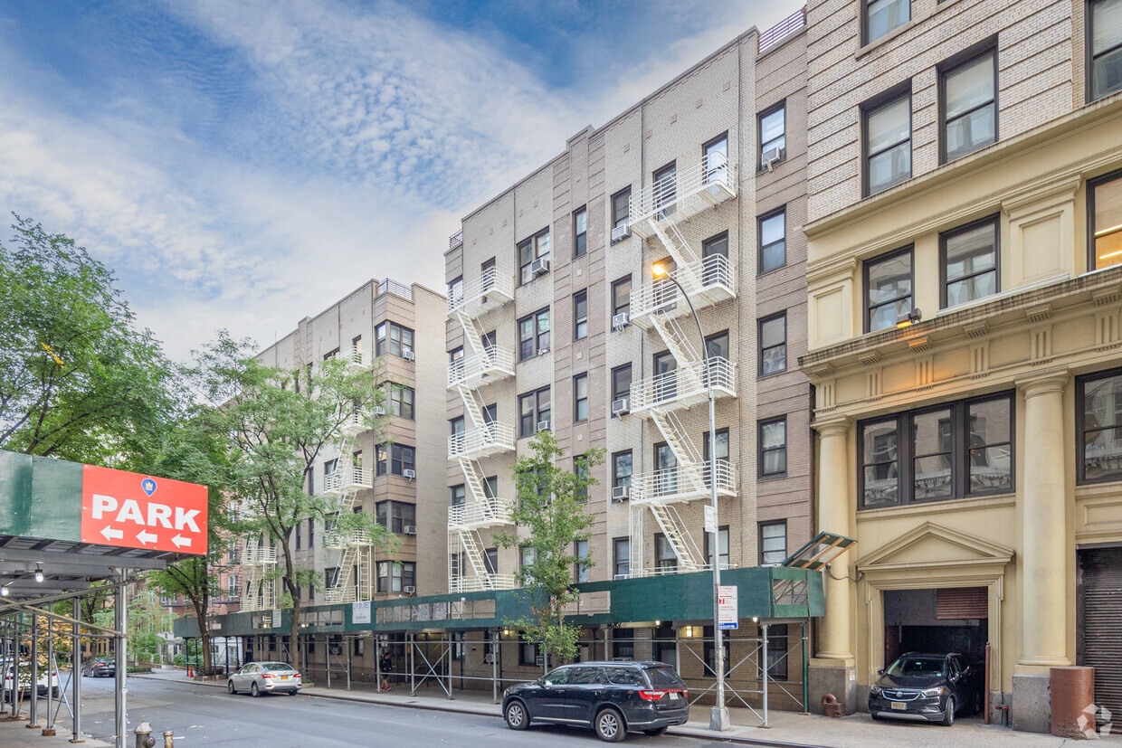 Primary Photo - 225 W 25th St