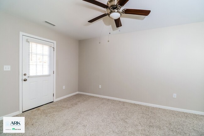 Building Photo - 440 Little Sycamore Ln