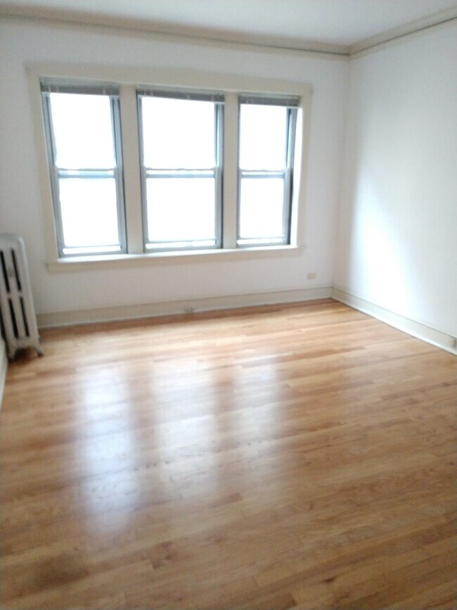 Building Photo - 1438 W Thorndale Ave