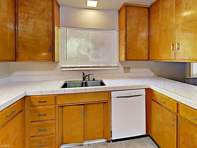 Building Photo - 5994 Lake Crest Way