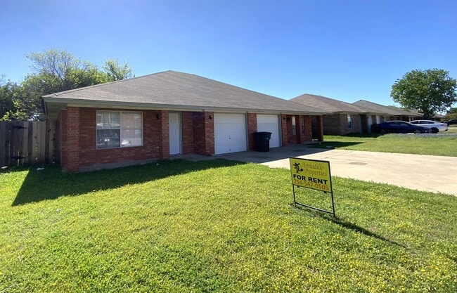 Building Photo - 3300 Toledo Dr