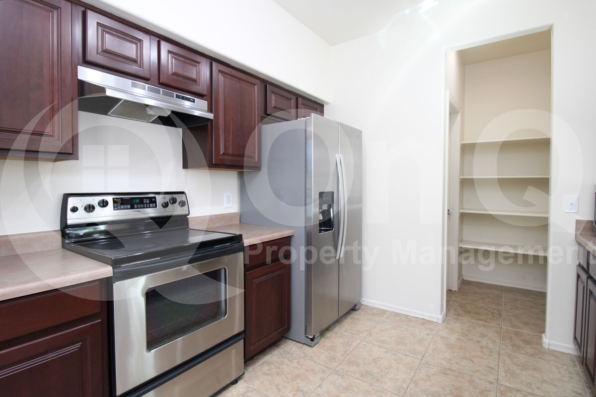 Foto principal - 9233 E Neville Ave
