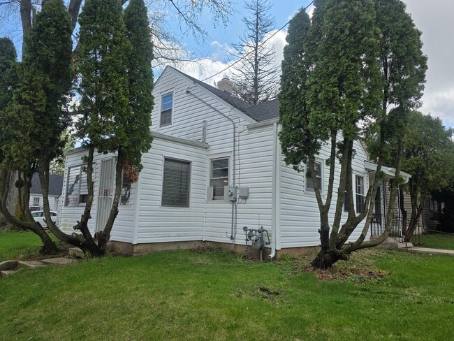 Building Photo - 427 N Henrietta Ave
