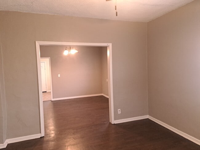 Building Photo - 307 W Hyde Park Ave