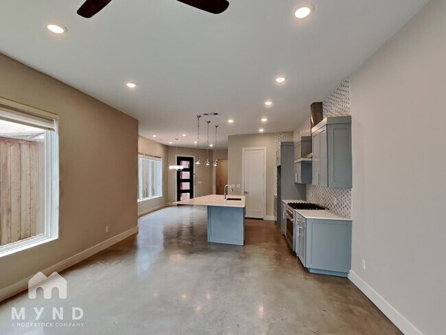 Building Photo - 2345 Vagas St