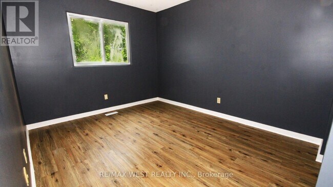 Building Photo - 148 Fanshawe Dr