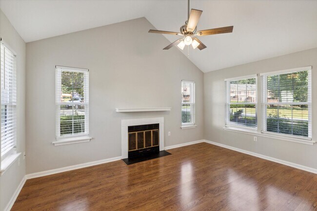 Building Photo - Beautiful 2BD/2BA Condo in Bradford Square!