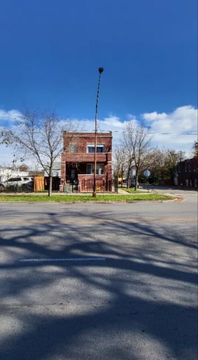 Building Photo - 4725 S Western Blvd