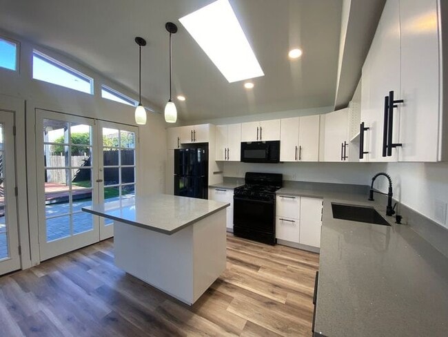 Foto del edificio - Stunning 2 Bed / 2 Bath Home Near Lake Murray!