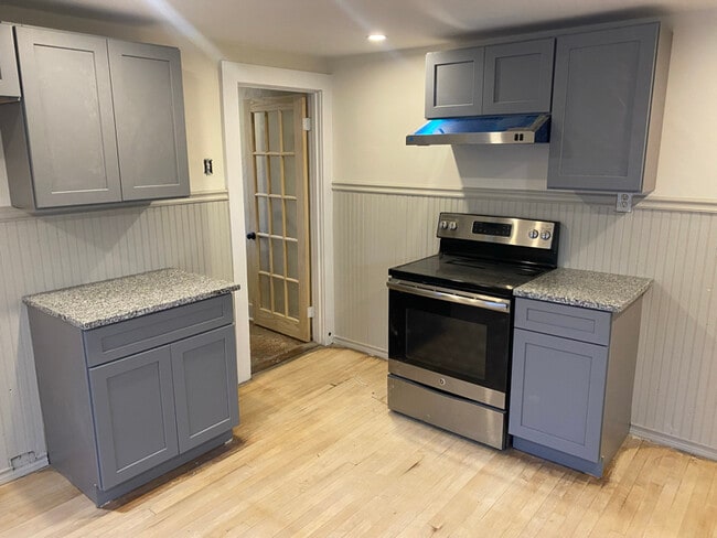 Building Photo - 404 Church St