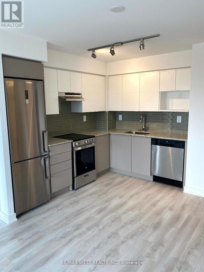 Building Photo - 120 Varna Dr