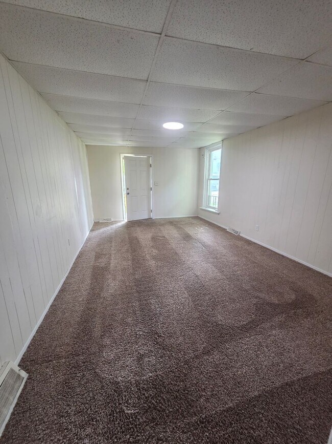 Foto del edificio - Lower 2 bedroom unit East Side