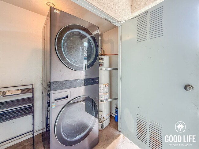 Foto del edificio - SD: Bright 1BD/1BA Condo in Carmel Valley with Pool, Private Balcony & In-Unit Laundry