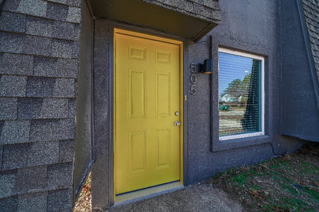 Building Photo - 507 N Davis Ave