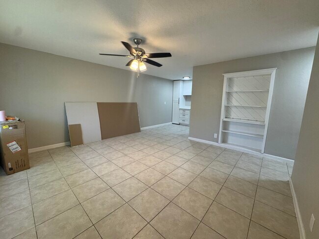 Building Photo - 8821 Dania Dr