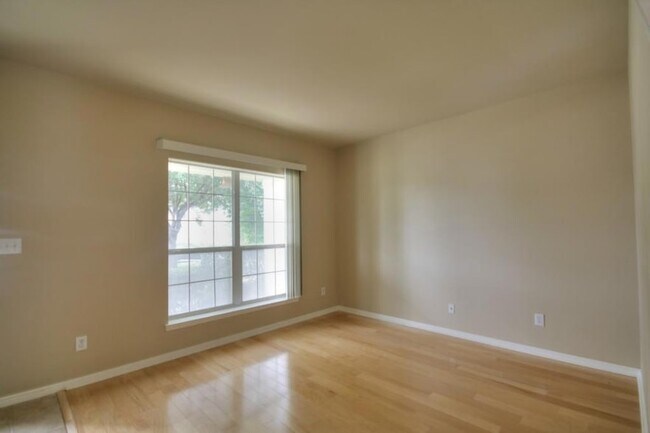 Building Photo - 9624 Castle Pines Dr