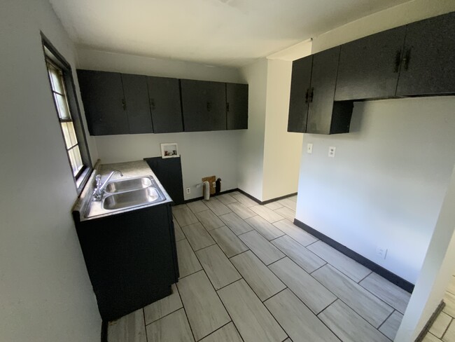 Building Photo - 905 Southmoor Dr