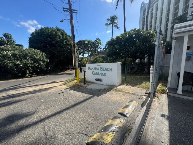 Foto del edificio - Oceanfront 1 Bedroom, 1 Bath - Makaha Beach Cabanas (Unfurnished)