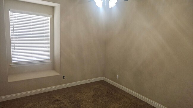 Foto del edificio - Four Bedroom Home Available!