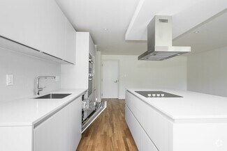 Building Photo - 551 Eglinton Ave E
