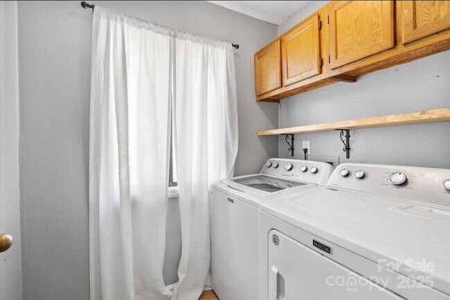 Building Photo - 5190 Corbin Ln