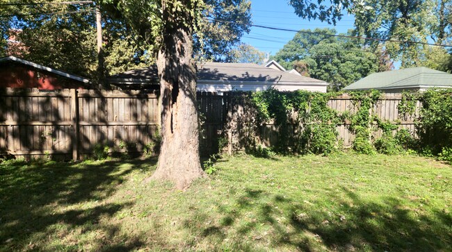 Foto del edificio - 4BR w/ Detached Garage near Downtown Louisville