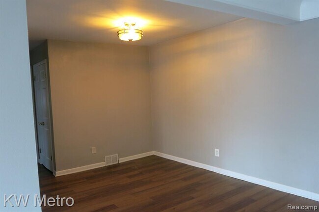 Building Photo - 449 N Eton St