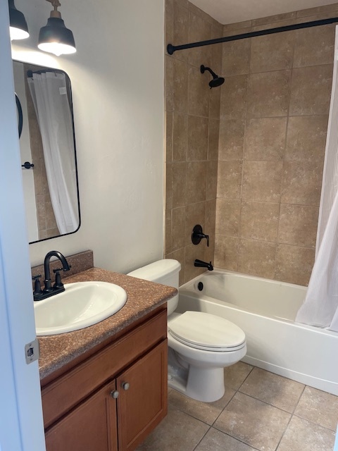 Main bathroom - 5722 Riley St