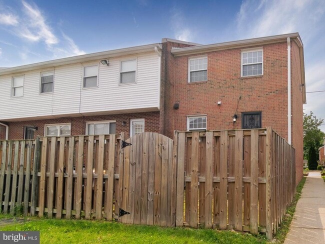 Building Photo - 3075 Sunset Ln