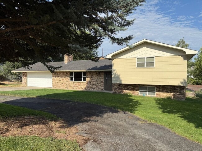 Foto del edificio - Spacious 3 Bedroom Home with Large Yard & ...