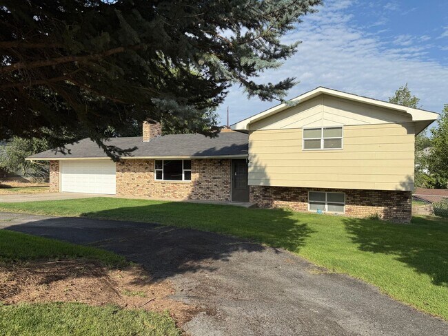 Foto del edificio - Spacious 3 Bedroom Home with Large Yard & 2-Car Garage