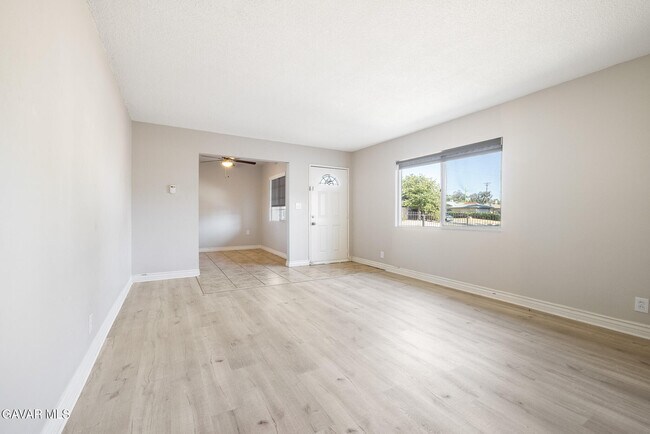 Foto del edificio - 639 E Ovington St