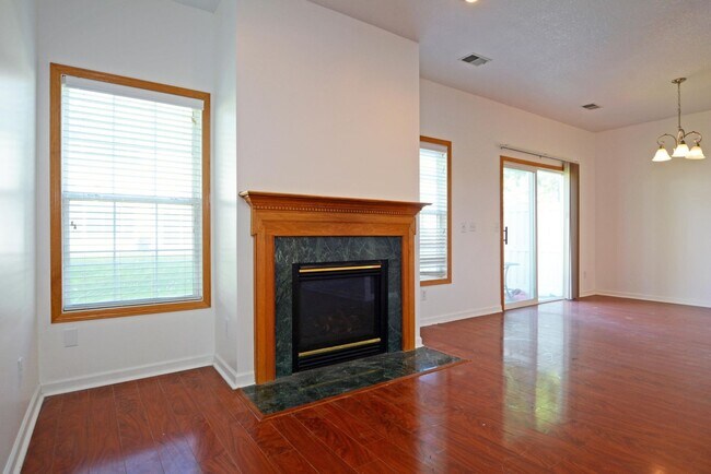 Foto del edificio - Beautiful 3-Bed 3-Bath Townhouse in Shakopee - Available Now!