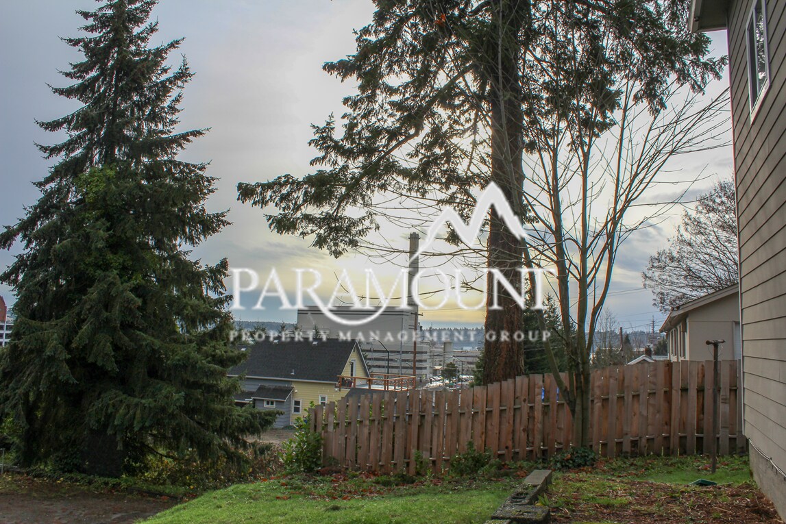 Foto principal - Cute 1 Bed 1 Bath Lower Unit w/View!