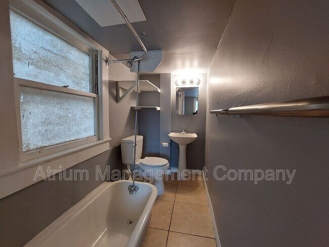 Building Photo - 211 Lenox St