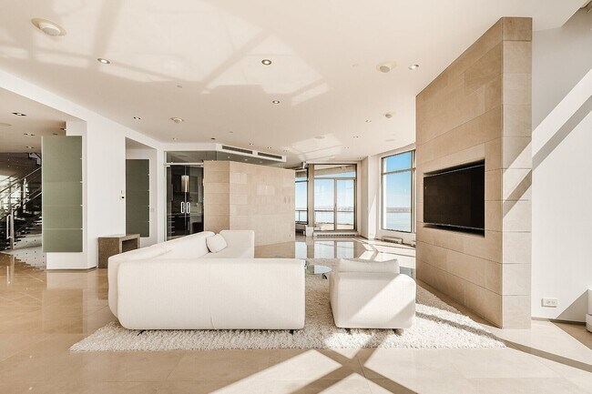 Building Photo - 300 Av. des Sommets