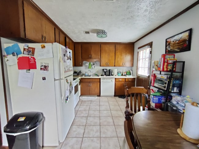 Building Photo - 900 E Magnolia Ave